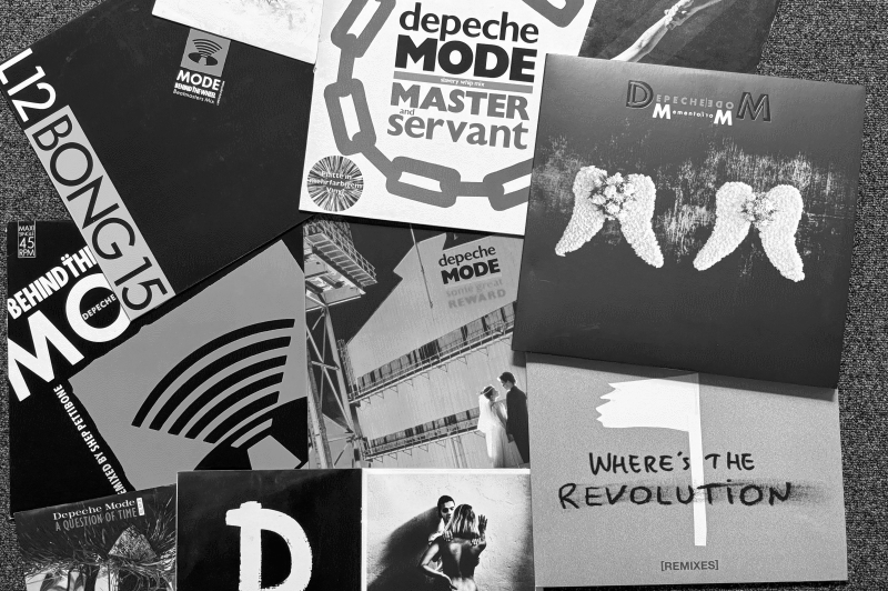 Schwarz-weiß-Foto mehrerer Depeche-Mode-Schallplatten und CD-Cover, die überlappend auf einer Fläche liegen. Zu sehen sind unter anderem Cover mit den Titeln „Master and Servant“, „Where’s the Revolution [Remixes]“, „Behind the Wheel“, „A Question of Time“ sowie das Album „Playing the Angel“ mit den charakteristischen weißen Engelsflügeln. Die Gestaltung zeigt typische grafische Elemente wie Ketten, abstrakte Formen und kontrastreiche Typografie.